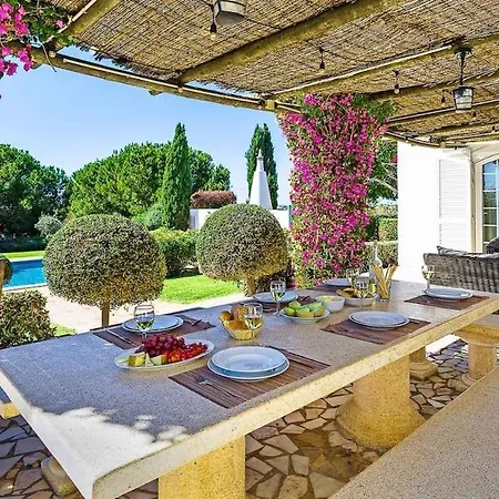빌라 Private With Beautiful Gardens 기아